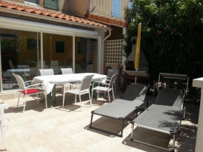 Jolie maison de vacances 2 chambres climatisées véranda terrasse parking privatif dans résidence sécurisée avec piscine commune 400 m de la mer LRCS99